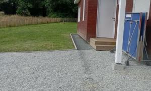 Pose de clôture en ganivelle.